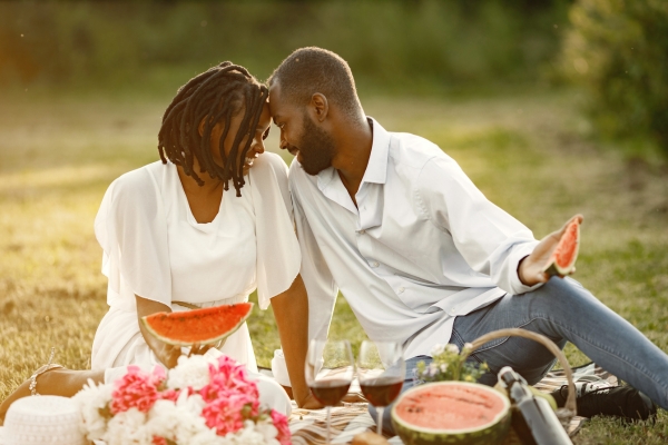 couple having picnic date